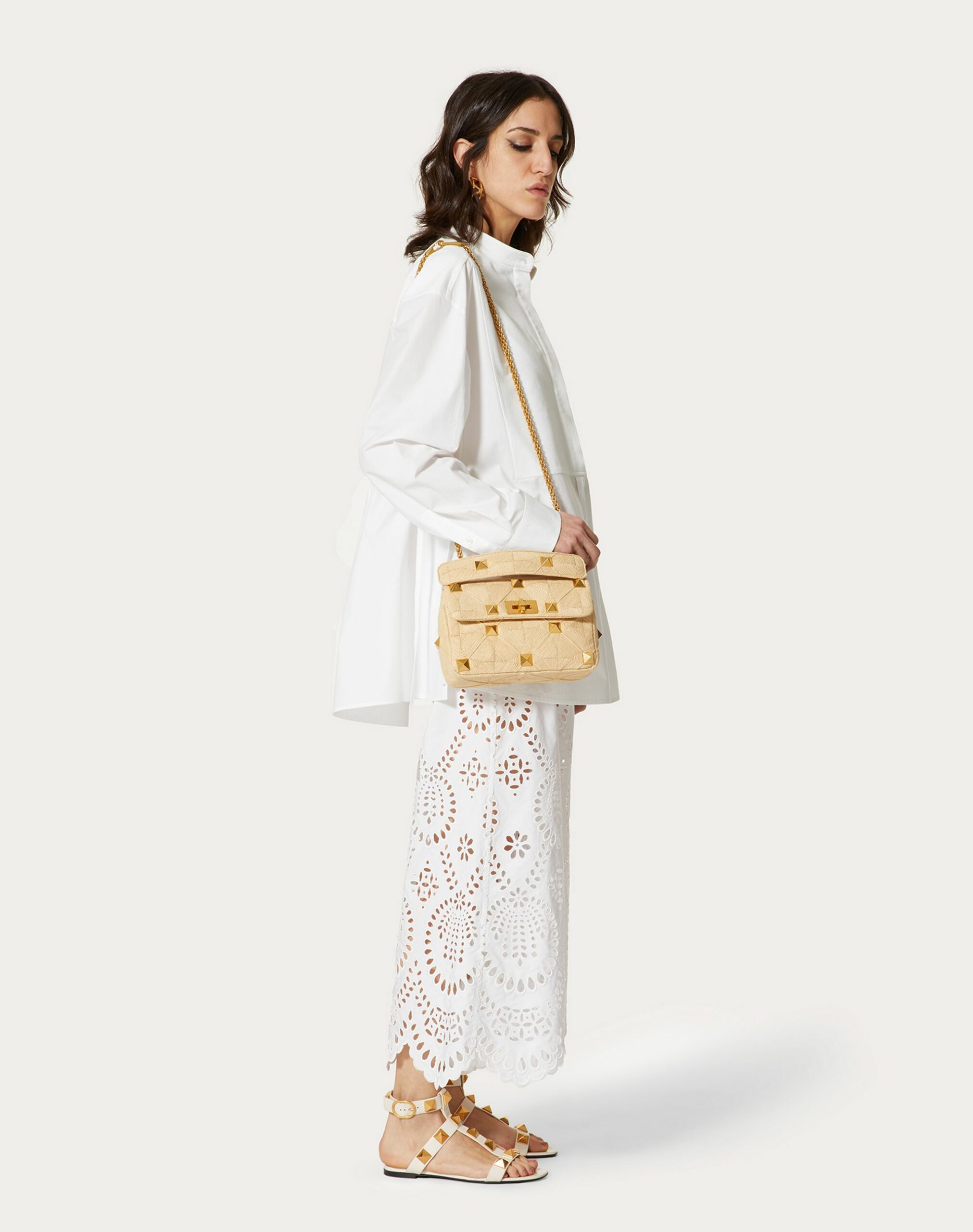 Valentino Medium Roman Stud The Shoulder Bag In Synthetic Raffia With Chain Natural (WW2B0I82WEMO39)